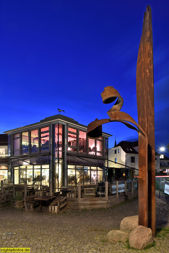 Neustadt in Holstein. Verformte Spundbohle der Hafenerweiterung 1990-1999. Errichtet 2000. Idee und Gestaltung Reinhard Esser und Heiner Tonn. Architekt und Statik von Udo Kaphengst und Wolfgang Schneider. Restaurant Waterkant am Unteren Jungfernstieg