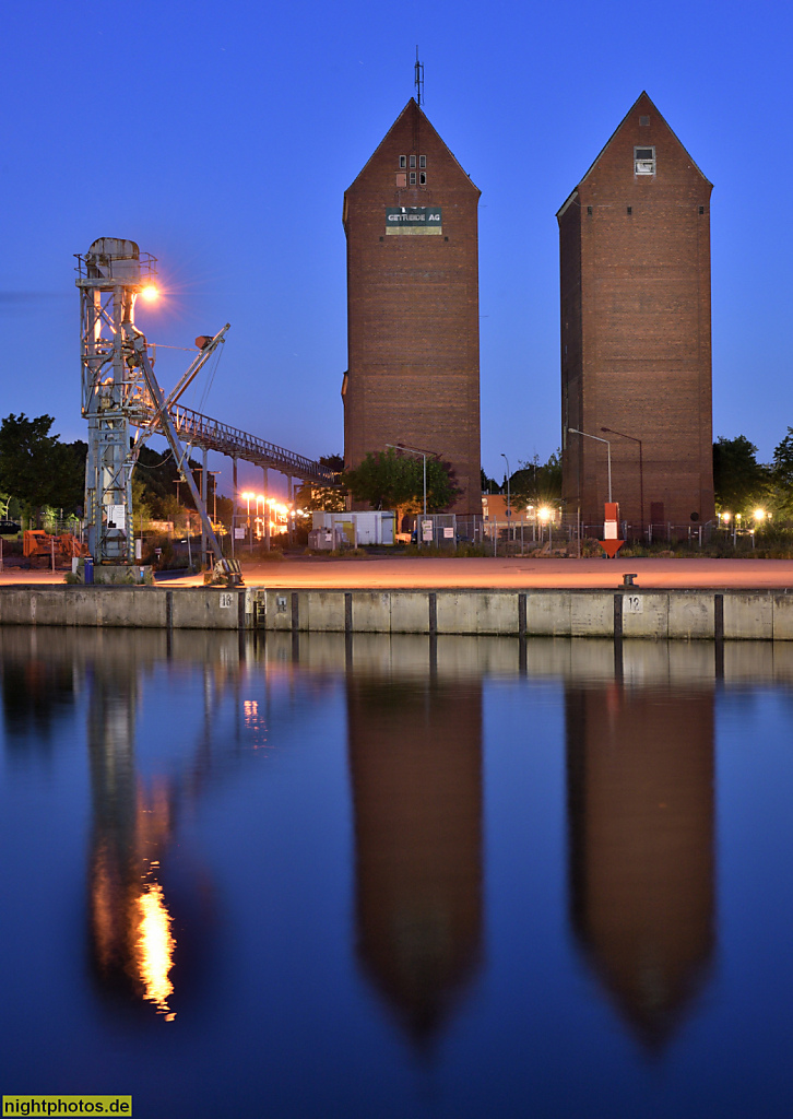 Neustadt in Holstein. Doppelturm-Getreidespeicher. Erbaut 1954-1957 von Karl Horenburg als Stahlbetonbau mit Vorsatzmauerwerk. Schiffsbeladeanlage mit Förderband von 1955