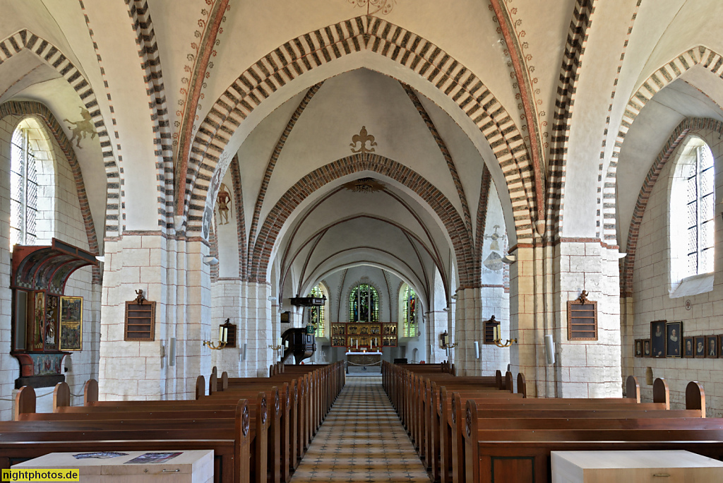 Burg auf Fehmarn. St. Nikolai. Evangelische Kirche erbaut ab 1231 als dreischiffige Hallenkirche in Romanik. Spätgotischer Umbau im 15. Jahrhundert. Hauptschiff mit Kanzel und Altar