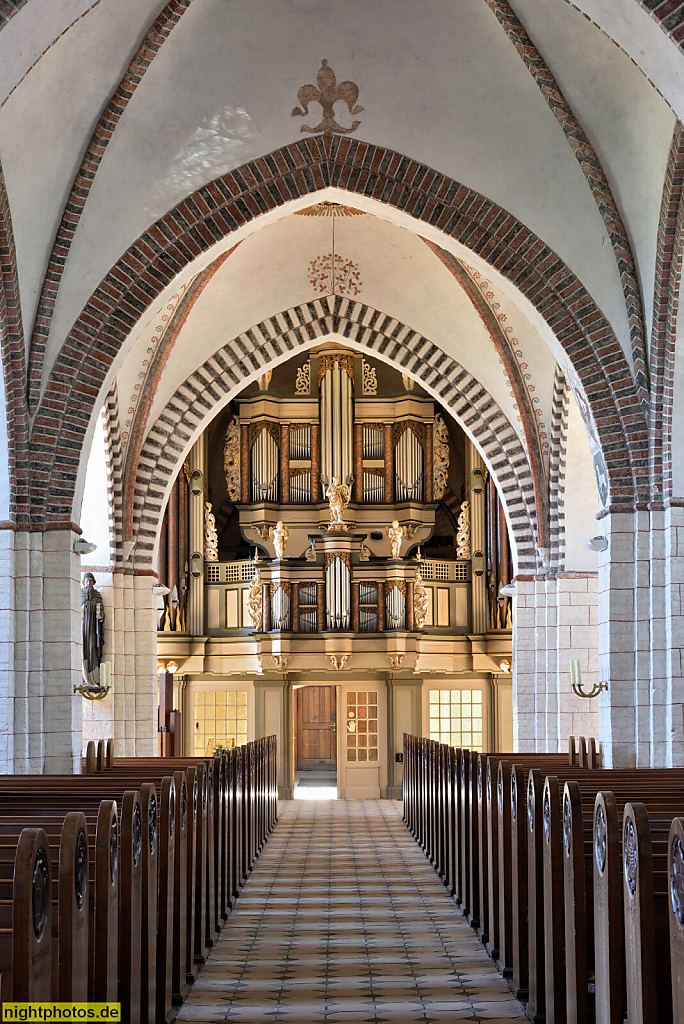 Burg auf Fehmarn. St. Nikolai. Evangelische Kirche erbaut ab 1231 als dreischiffige Hallenkirche. Spätgotischer Umbau im 15. Jahrhundert. Orgel gebaut 1662-1664 von Berend Huess aus Celle