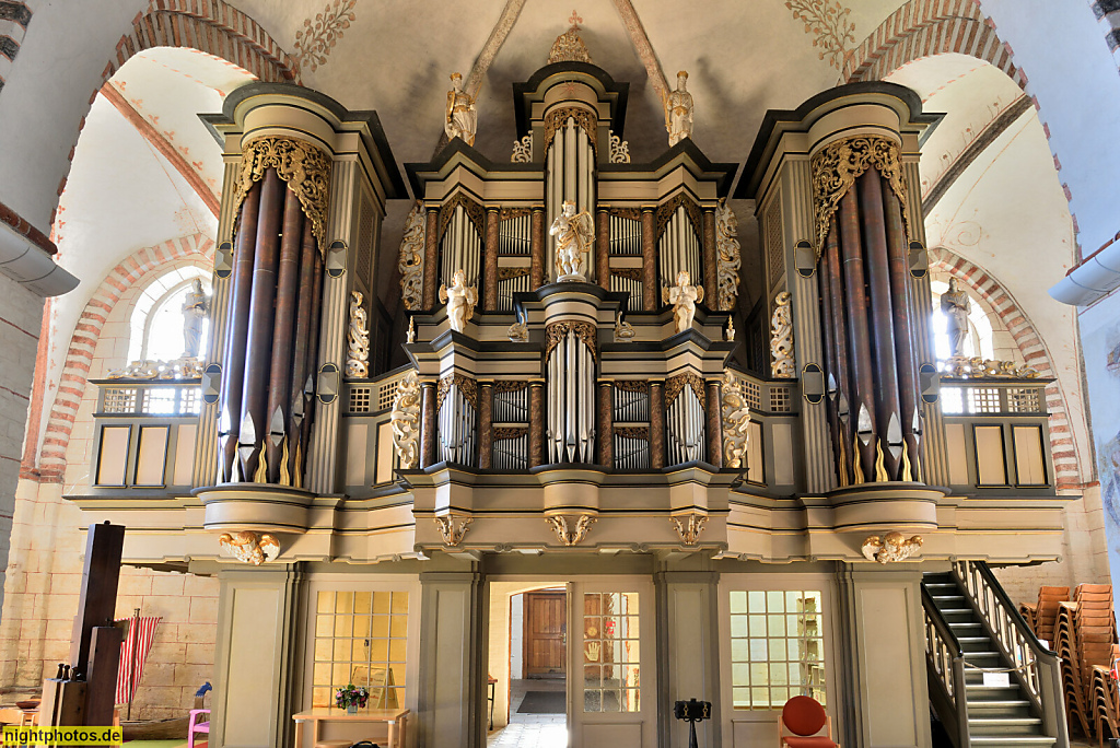 Burg auf Fehmarn. St. Nikolai. Evangelische Kirche erbaut ab 1231 als dreischiffige Hallenkirche. Spätgotischer Umbau im 15. Jahrhundert. Orgel gebaut 1662-1664 von Berend Huess aus Celle