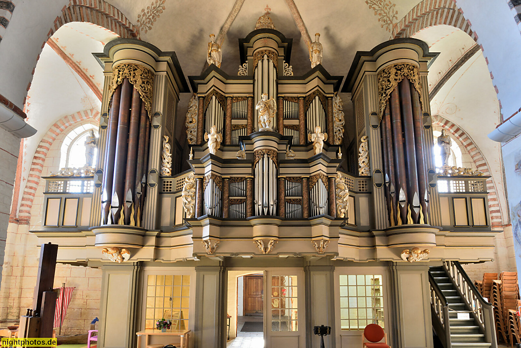 Burg auf Fehmarn. St. Nikolai. Evangelische Kirche erbaut ab 1231 als dreischiffige Hallenkirche. Spätgotischer Umbau im 15. Jahrhundert. Orgel gebaut 1662-1664 von Berend Huess aus Celle