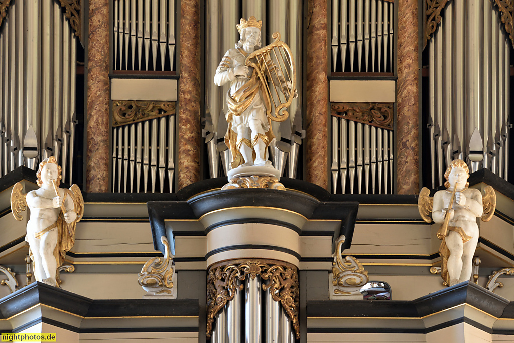 Burg auf Fehmarn. St. Nikolai. Evangelische Kirche erbaut ab 1231 als dreischiffige Hallenkirche. Spätgotischer Umbau im 15. Jahrhundert. Orgel gebaut 1662-1664 von Berend Huess aus Celle