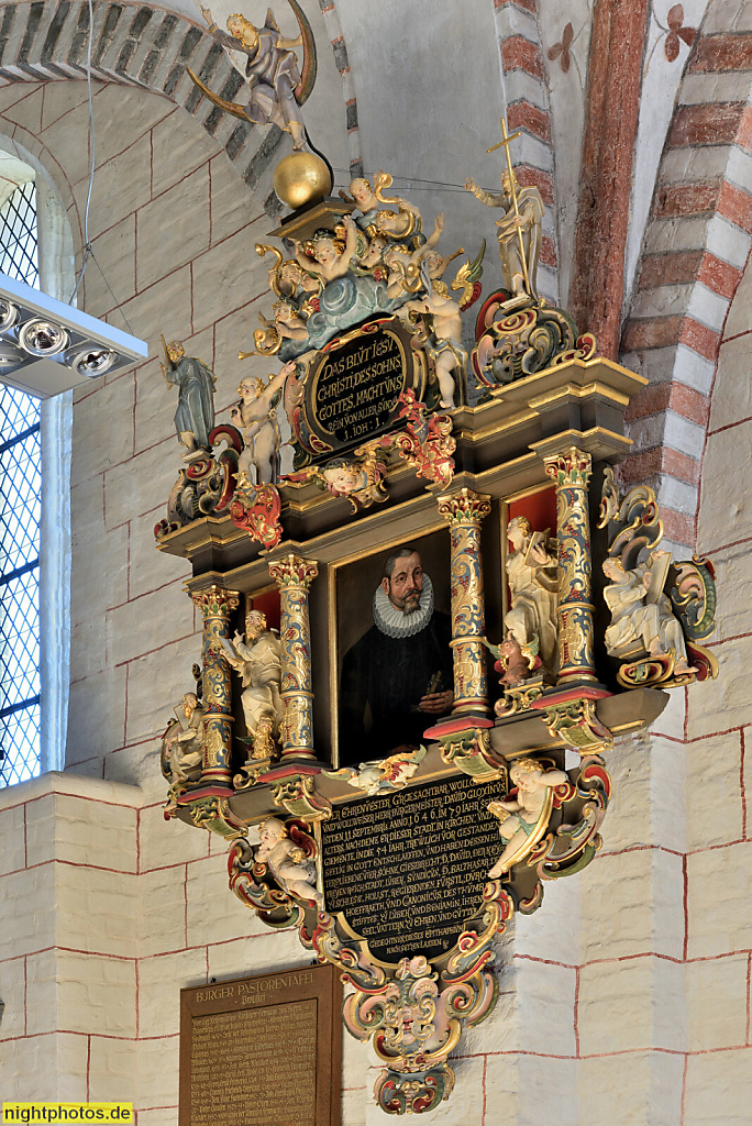Burg auf Fehmarn. St. Nikolai. Evangelische Kirche erbaut ab 1231 als dreischiffige Hallenkirche. Spätgotischer Umbau im 15. Jahrhundert. Epitaph des Bürgermeisters David Gloxin von 1658
