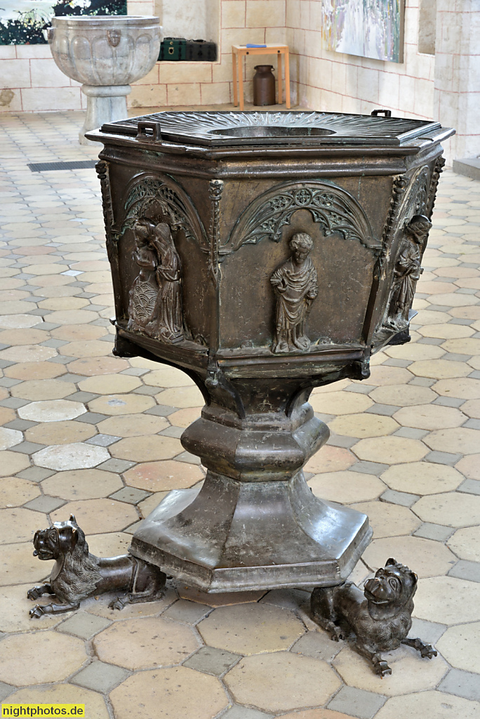 Burg auf Fehmarn. St. Nikolai. Evangelische Kirche erbaut ab 1231 als dreischiffige Hallenkirche. Spätgotischer Umbau im 15. Jahrhundert. Bronzetaufbecken von 1391