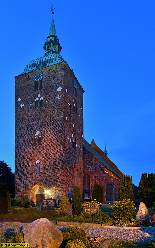 Burg auf Fehmarn. St. Nikolai. Evangelische Kirche erbaut ab 1231 als dreischiffige Hallenkirche. Spätgotischer Umbau im 15. Jahrhundert. Spitzbogen umgebaut aus Rundbogen. Biforium im Blendbogen