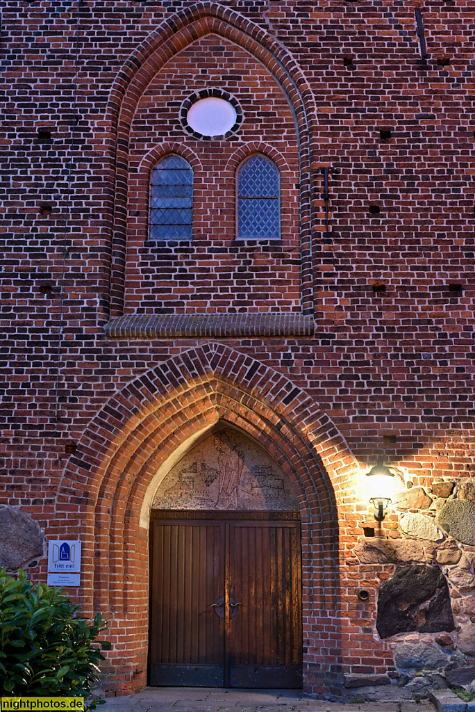 Burg auf Fehmarn. St. Nikolai. Evangelische Kirche erbaut ab 1231 als dreischiffige Hallenkirche. Spätgotischer Umbau im 15. Jahrhundert. Spitzbogenportal. Biforium im Blendbogen