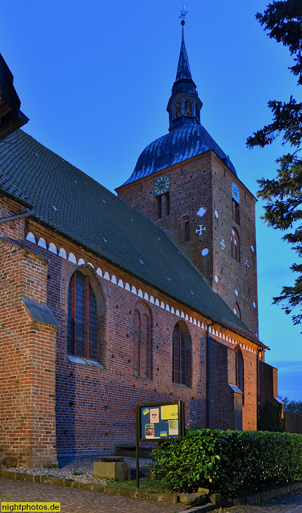 Burg auf Fehmarn. St. Nikolai. Evangelische Kirche erbaut ab 1231 als dreischiffige Hallenkirche. Spätgotischer Umbau im 15. Jahrhundert. Spitzbogenportal. Biforium im Blendbogen