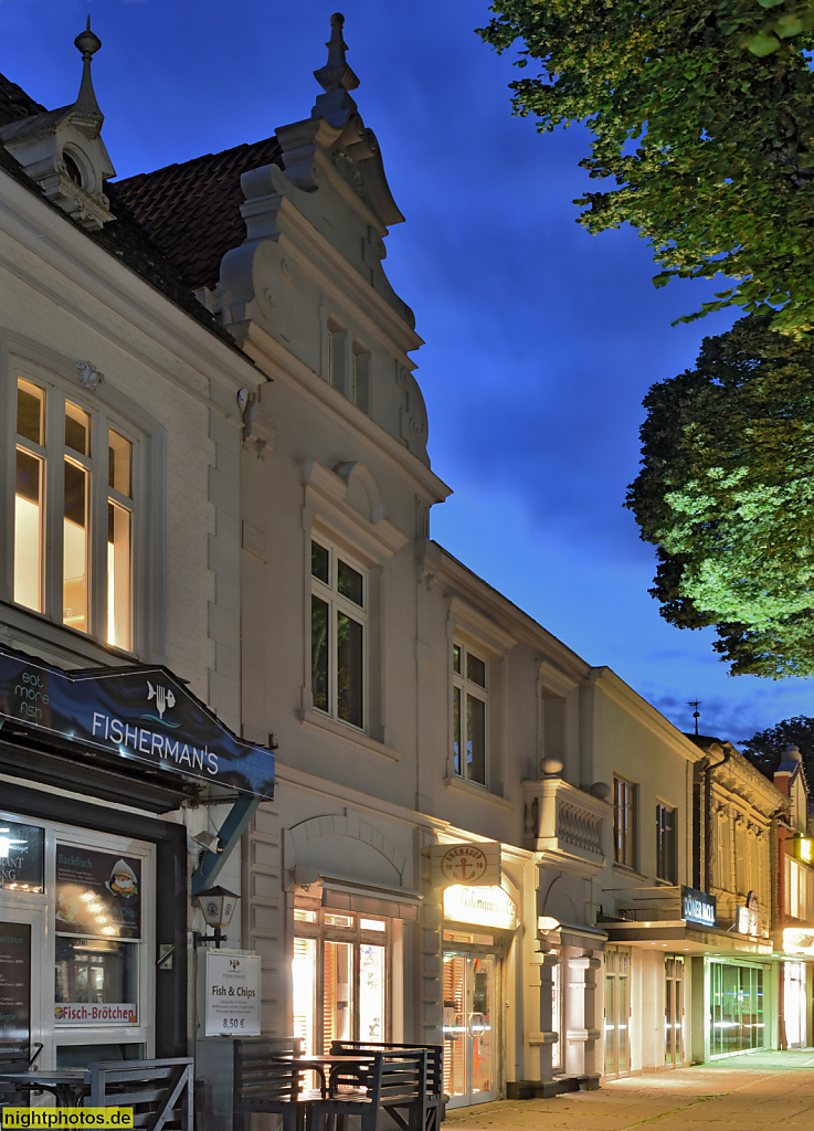 Burg auf Fehmarn. Wohn- und Geschäftshaus mit Renaissancegiebel und Giebelgaube mit Rundfenster. Breite Strasse 9