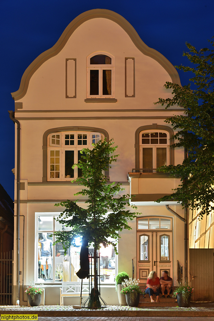 Burg auf Fehmarn. Wohn- und Geschäftshaus mit Schweifgiebel. Breite Strasse 6-8