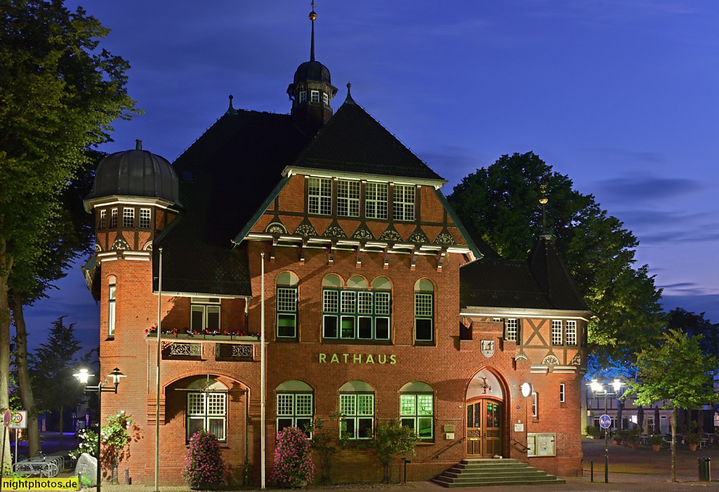 Burg auf Fehmarn. Rathaus erbaut 1901 von Carl Voss in Klinkerbauweise. Walmdach mit Quergiebel in Fachwerk. Spitzbogenportal. Eckturm. Am Markt 1