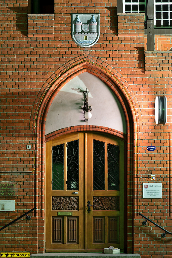 Burg auf Fehmarn. Rathaus erbaut 1901 von Carl Voss in Klinkerbauweise. Spitzbogenportal. Wappen Relief. Am Markt 1