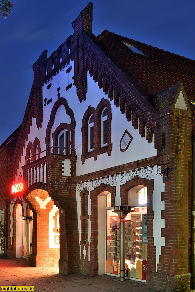 Burg auf Fehmarn. Backsteinbau mit zinnengekrönter Giebel teilverputzt mit Altan und Krüppelwalmdach. Wappenfeld. Am Markt 10