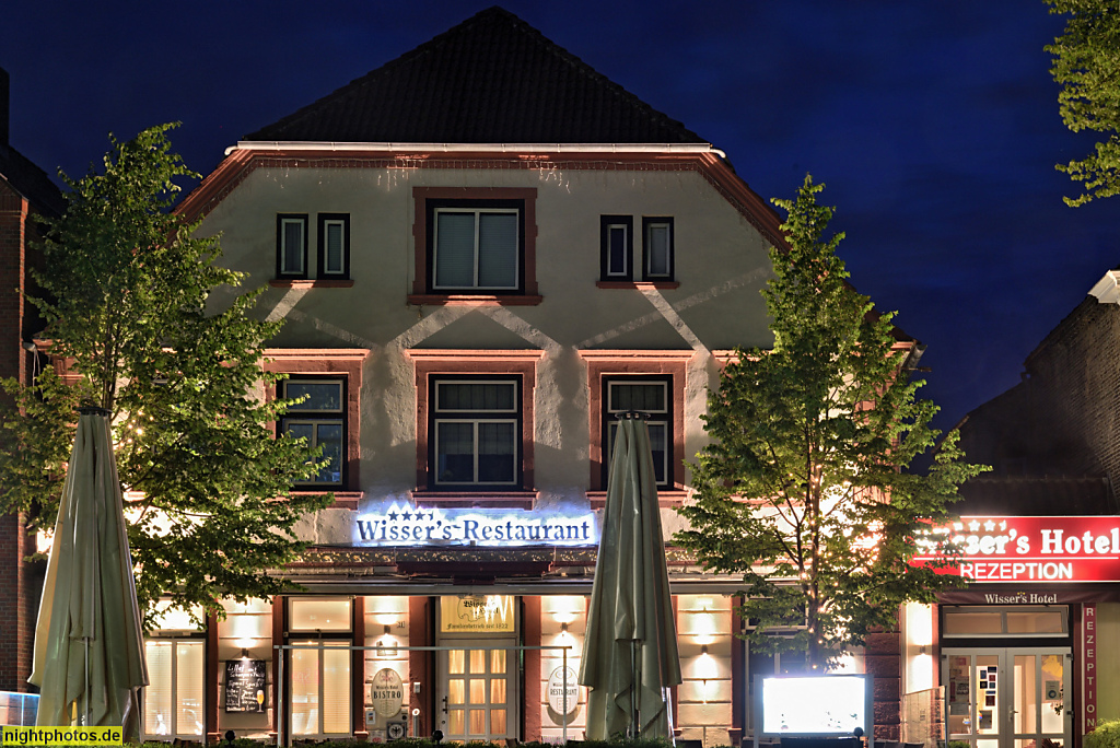 Burg auf Fehmarn. Wissers Restaurant und Hotel. Erbaut 1909. Putzbau mit Krüppelwalmdach. Putzquaderung mit Rustizierung der Eckquader
