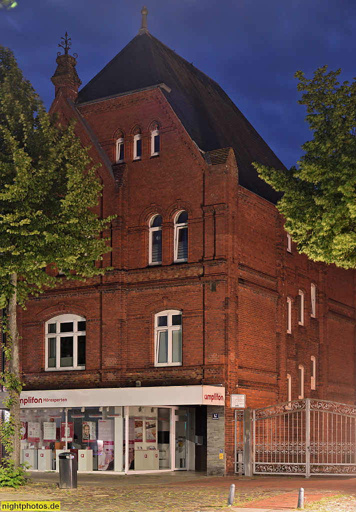 Burg auf Fehmarn. Wohn- und Geschäftshaus erbaut 1899 von Architekt C. Voß. Backsteinbau Seitenrisalit und Krüppelwalmdach. Bahnhofstrasse 7