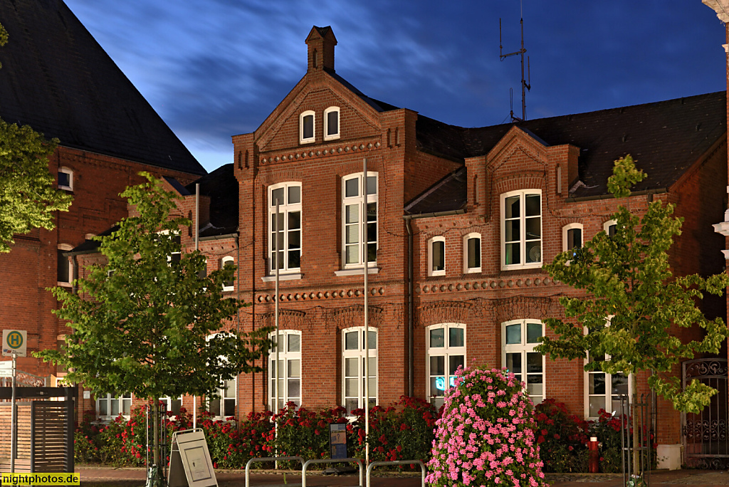 Burg auf Fehmarn. Stadtverwaltung. Backsteinbau mit Quergiebel über Mittelrisalit. Satteldach. Segmentbogenfenster. Bahnhofstrasse 5