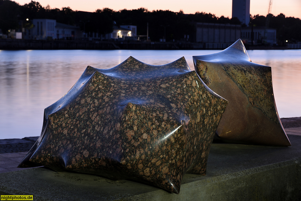 Neustadt in Holstein. Unterer Jungfernstieg an der Neustädter Bucht. Skulptur 'Influenza und Fazit' von Jo Kley erschaffen 1980 aus Marmor und Granit. Skulpturen-Triennale auf dem Neustädter Kunstkilometer