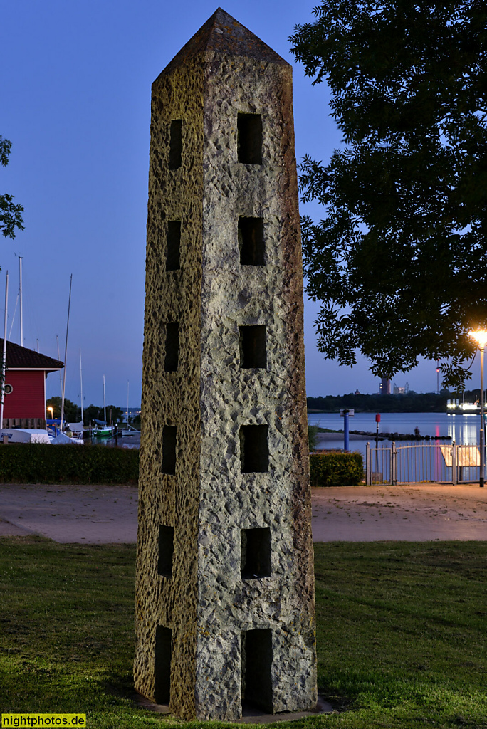 Neustadt in Holstein. Unterer Jungfernstieg an der Neustädter Bucht. Skulptur 'Obelisk' von Jo Kley aus Anröchter Dolomit. Skulpturen-Triennale auf dem Neustädter Kunstkilometer