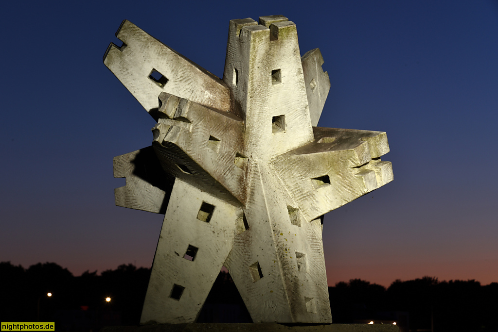 Neustadt in Holstein. Unterer Jungfernstieg an der Neustädter Bucht. Skulptur 'Auf nach Timbuktu' von Jo Kley aus Marmor. Skulpturen-Triennale auf dem Neustädter Kunstkilometer