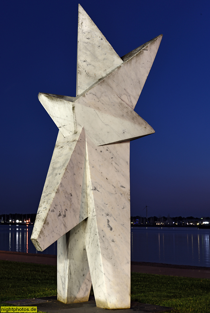 Neustadt in Holstein. Unterer Jungfernstieg an der Neustädter Bucht. Skulptur 'Ready for Take Off' von Jo Kley aus Marmor. Gefoerdert von Christa und Klaus Brandt. Skulpturen-Triennale auf dem Neustädter Kunstkilometer