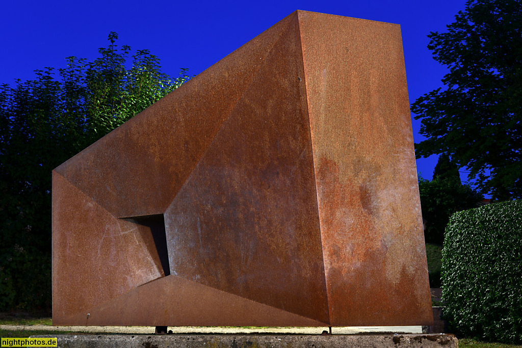 Neustadt in Holstein. Unterer Jungfernstieg an der Neustaedter Bucht. Skulptur 'Perspektiv 1' von Winnie Schaak als Cortenstahl-Objekt. Gefördert von Franke-Hausverwaltung. Skulpturen-Triennale auf dem Neustädter Kunstkilometer