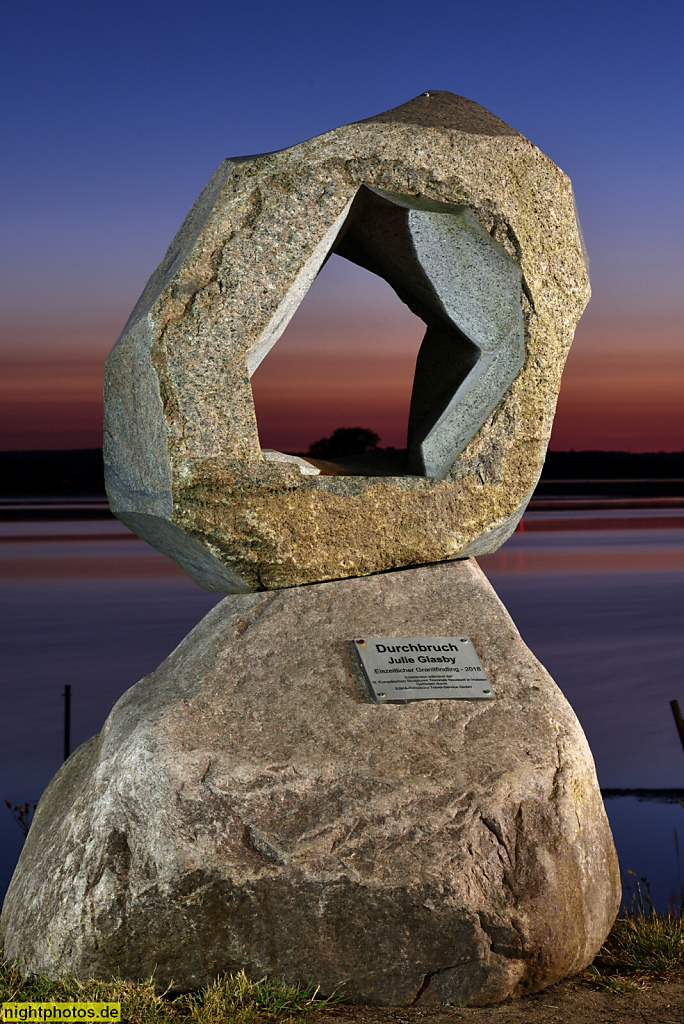 Neustadt in Holstein. Skulptur 'Durchbruch' von Julie Glasby erschaffen 2018 aus einem eiszeitlichen Granitfindling. Skulpturen-Triennale auf dem Neustädter Kunstkilometer. Am Binnenwasser