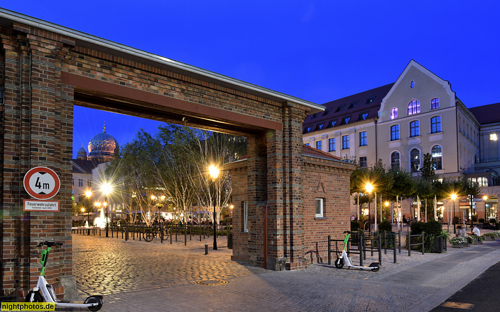 Berlin Mitte. Forum an der Museumsinsel. Tordurchfahrt in den Innenhof. Rechts Hotel Telegraphenamt. Hinten Kuppel der Synagoge Oranienburger Strasse