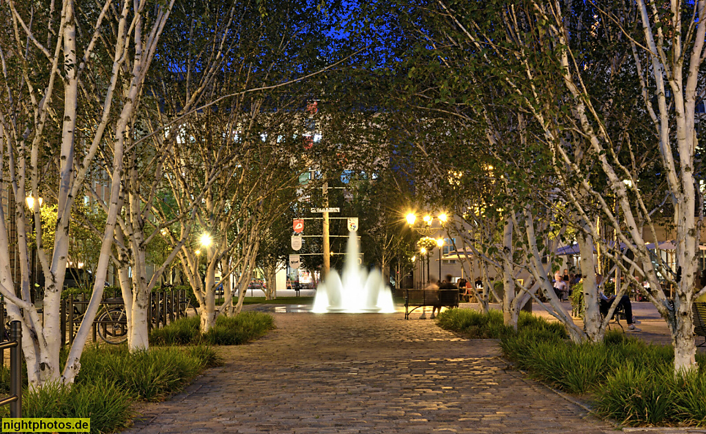 Berlin Mitte. Forum an der Museumsinsel. Grünanlage mit Springbrunnen im Innenhof