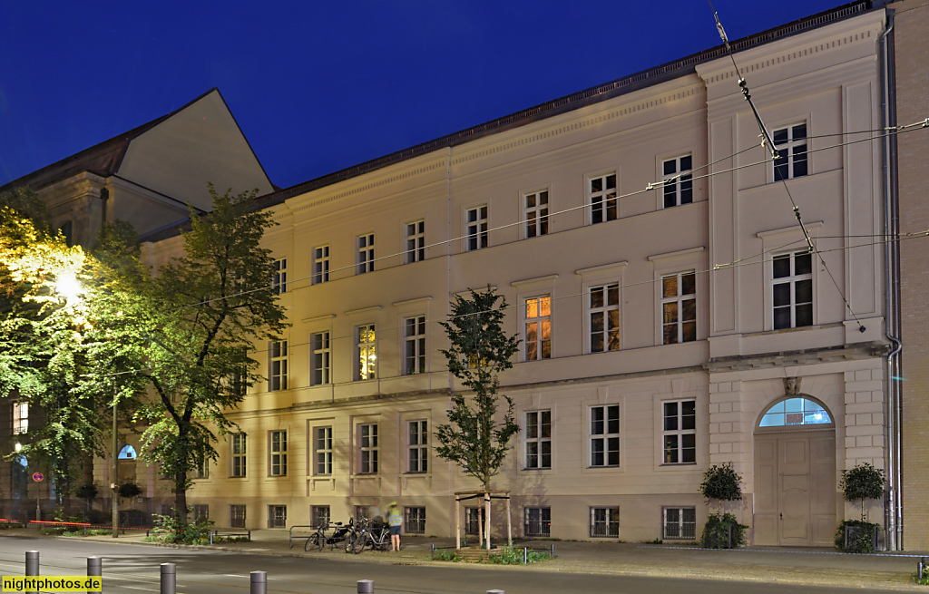 Berlin Mitte. Forum an der Museumsinsel. Ehemaliges Logenhaus. Erbaut 1789-1791 von Logenbruder Friedrich Christian Becherer. Klassizistisch. Reichspost seit 1898. Institut für das Post- und Fernmeldewesen der DDR. Oranienburger Strasse 73-74