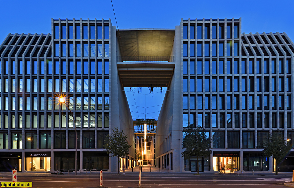 Berlin Mitte Tacheles Passage Bauteil 'Scape'. Wohn- und Geschäftshaus erbaut 2016-2023 von Herzog und de Meuron. Friedrichstrasse 110a-111a