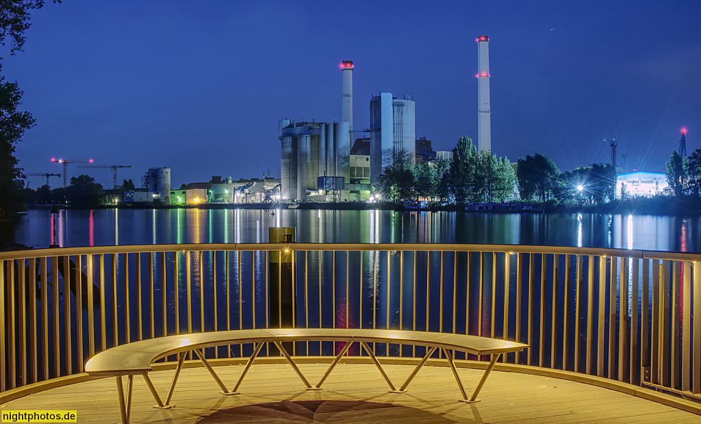 Berlin Treptow. Schiffsanleger an der Spree am Eierhäuschen. Hinten Heizkraftwerk Klingenberg erbaut 1925-1927 von Walter Klingenberg und Werner Issel. Köpenicker Chaussee 42-45