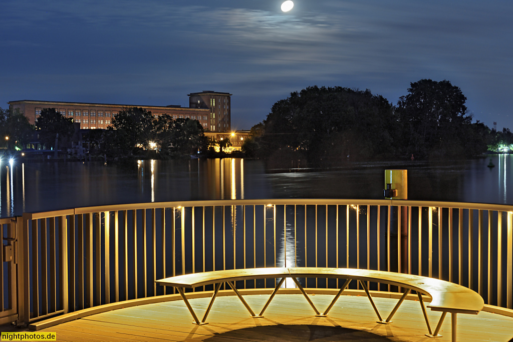 Berlin Treptow. Schiffsanleger an der Spree am Eierhäuschen. Hinten Funkhaus Berlin erbaut 1951 von Franz Ehrlich in 'Neuer Sachlichkeit'. Nalepastrasse 18