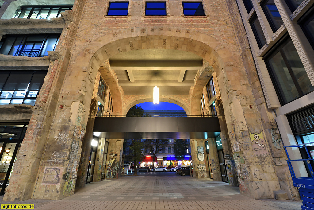 Berlin Mitte. Fotografie-Museum Fotografiska. Ehemaliges Kunsthaus Tacheles als Teil der Friedrichstrassenpassage erbaut 1907-1908 von Franz Ahrens. Wohn- und Geschäftshaus 'Scale' erbaut 2016-2023 von Herzog und de Meuron. Oranienburger Strasse 54-64