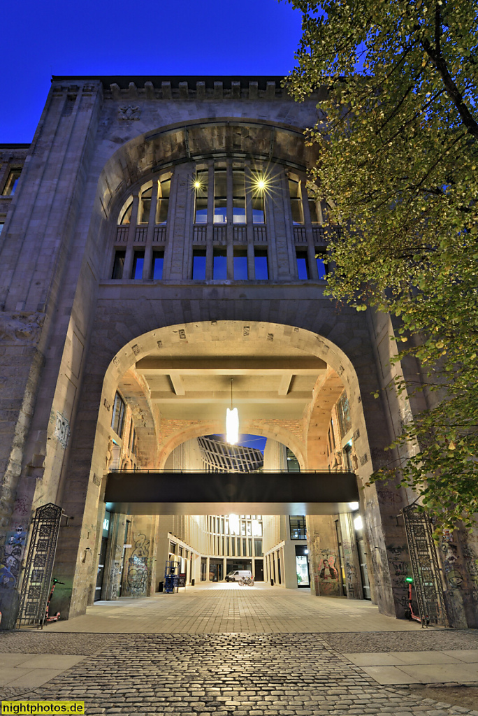 Berlin Mitte. Fotografie-Museum Fotografiska. Ehemaliges Kunsthaus Tacheles als Teil der Friedrichstrassenpassage erbaut 1907-1908 von Franz Ahrens. Wohn- und Geschäftshaus 'Scape' erbaut 2016-2023 von Herzog und de Meuron. Oranienburger Strasse 54-64