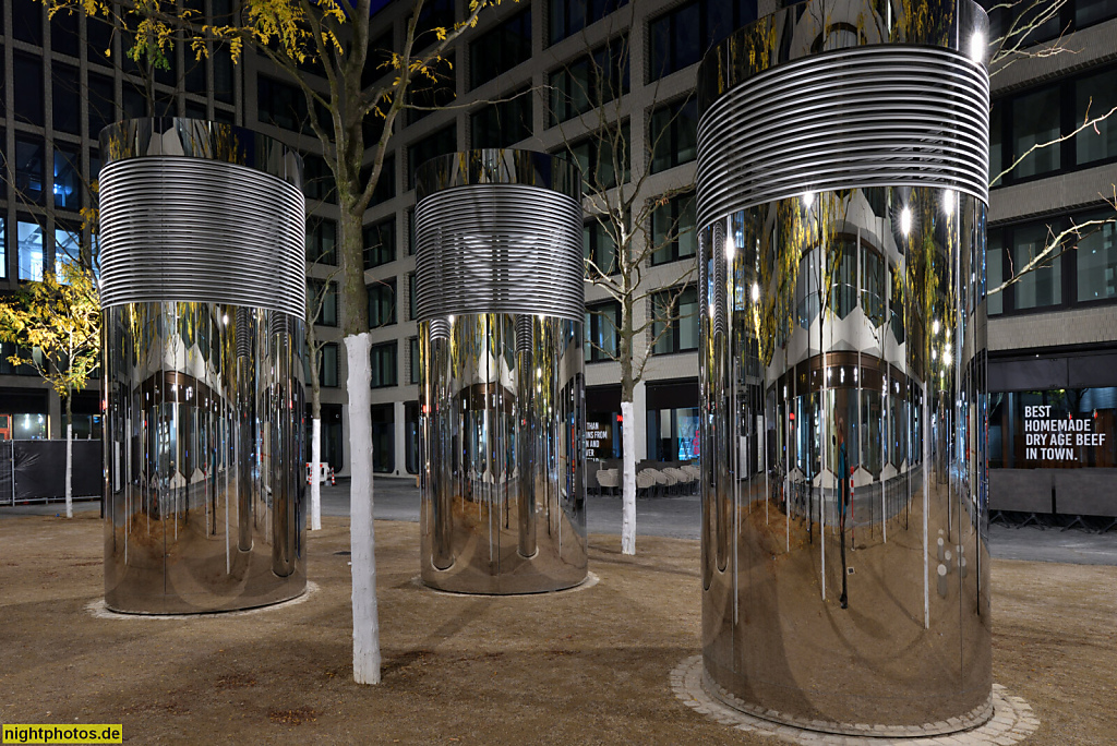 Berlin Mitte. Aaron-Bernstein-Platz. Lüftungsschächte. Erbaut 2016-2023 von Herzog und de Meuron und Grüntuch Ernst Architekten. Oranienburger Strasse 54-64