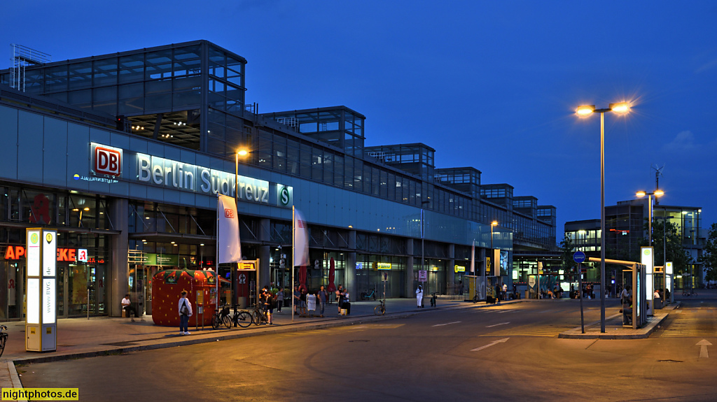 Berlin Schöneberg. Bahnhof Südkreuz für Fernbahn Regionalbahn S-Bahn. Erbaut 2003-2006 von Max Dudler. Hildegard-Knef-Platz mit Bushafen an der Westseite