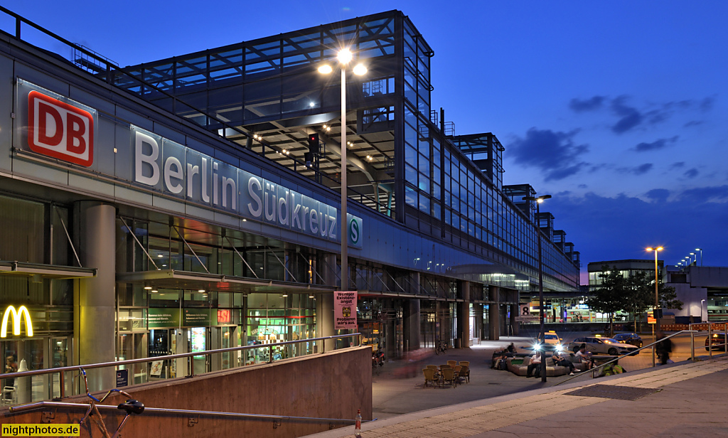 Berlin Schöneberg. Bahnhof Südkreuz für Fernbahn Regionalbahn S-Bahn. Erbaut 2003-2006 von Max Dudler. Erika-Gräfin-von-Brockdorff-Platz mit Taxistand an der Ostseite