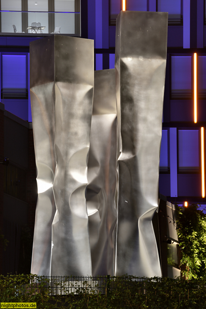 Berlin Schöneberg. Kunstwerk 'Threesome' des Künstlers Ewerdt Hilgemann erschaffen 2021 aus Edelstahl. Aufgestellt neben Haus 1-2 des EUREF Campus. Torgauer Strasse 1