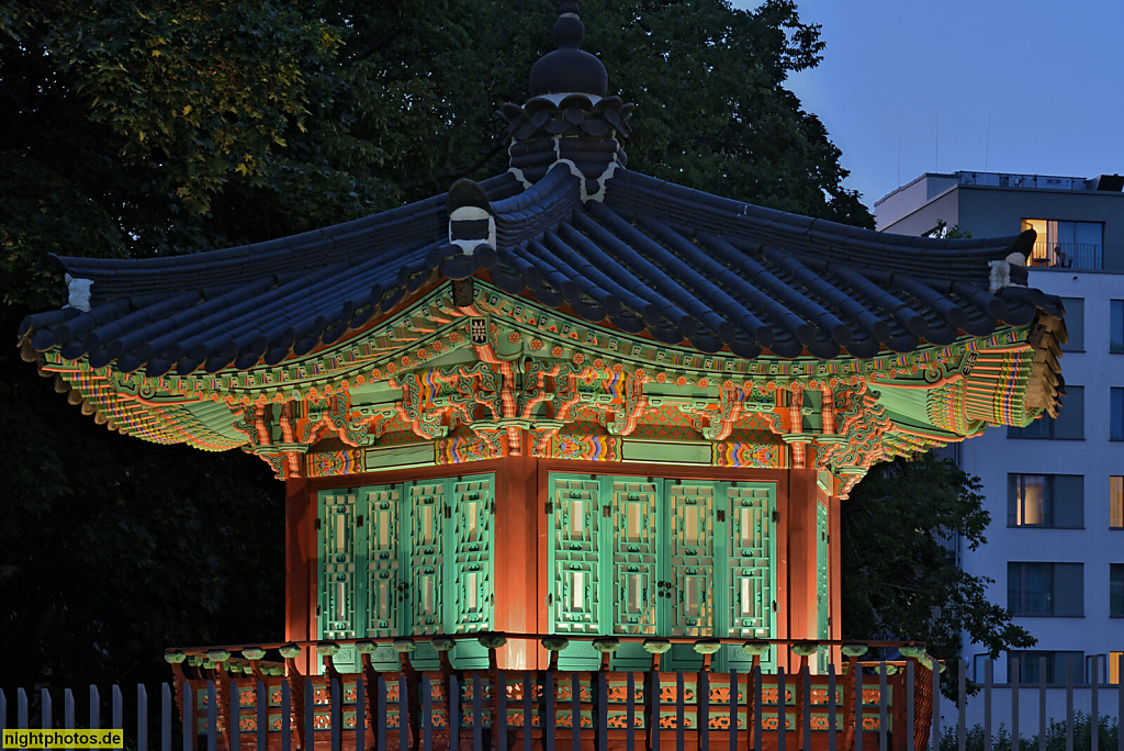 Berlin Mitte Tiergarten. Koreanischer Pavillon der Einheit nachempfunden dem Sang NyangJeong. Koreanische Botschaft. Corneliusstrasse Ecke Stülerstrasse 8-10