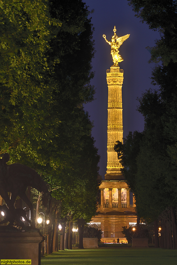 Berlin Mitte Tiergarten Blickachse der Fasanenallee. Siegessäule als Denkmal für die Einigungskriege des preussischen König Wilhelm I. Erbaut 1864-1873 von Heinrich Strack. Kanellierter Obernkirchener Sandstein. Bronzeskulptur der Viktoria erschaffen von 