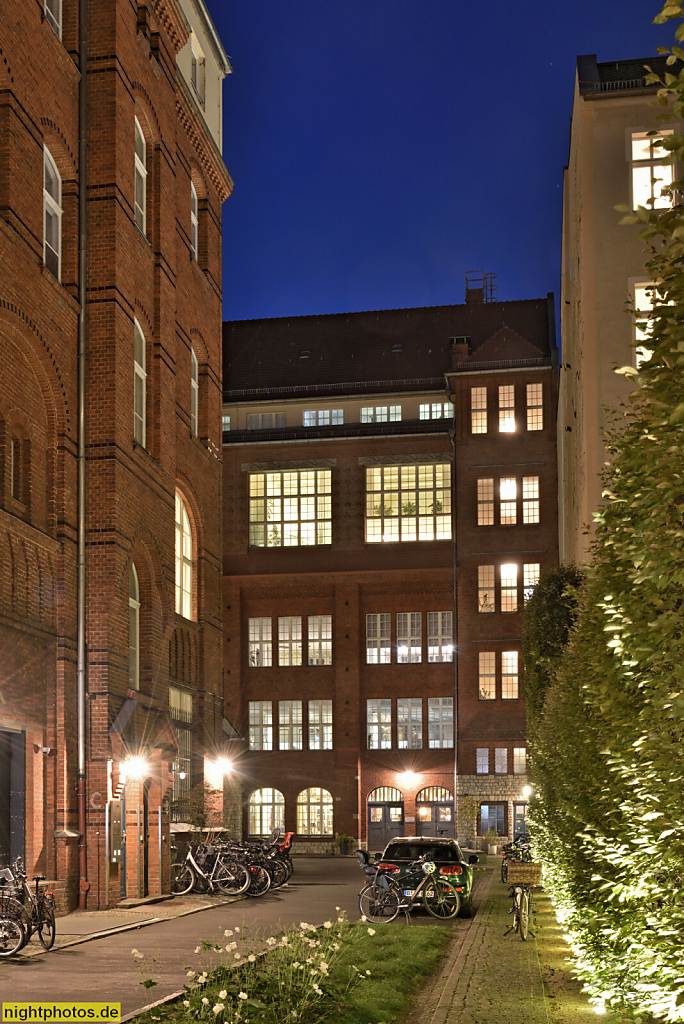 Berlin Schöneberg. Wohn- und Gewerbehof 'Bricks' Hof 1 Haus 2. Erbaut 1903 als Hinterhaus im Postgelände. Sanierung und Umbau 2020 von Graft Architekten. Hauptstrasse 27-28