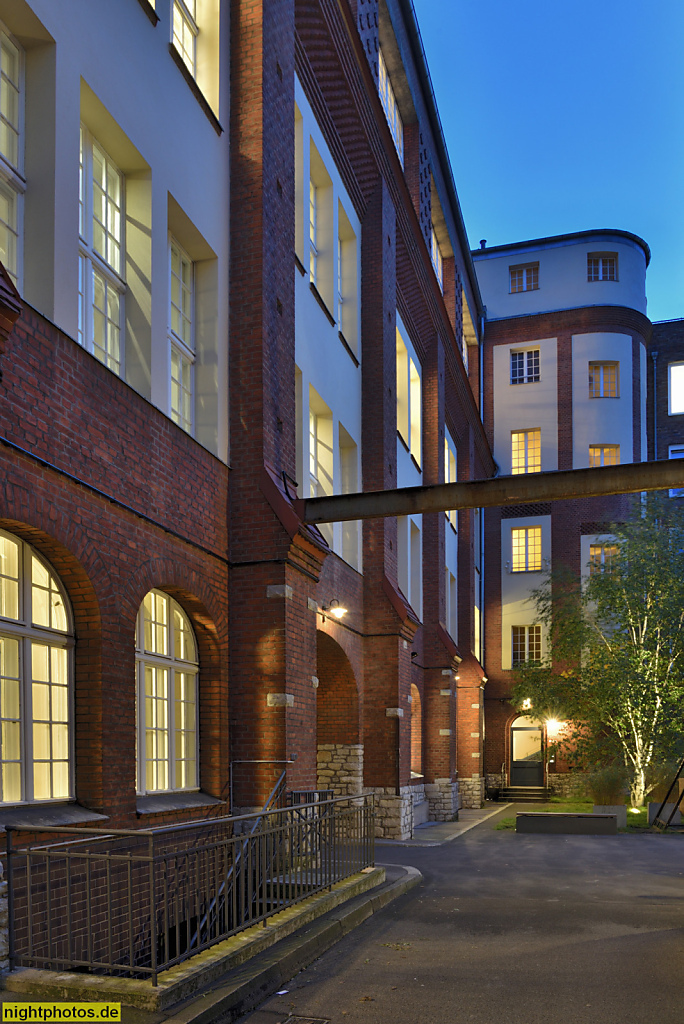 Berlin Schöneberg. Wohn- und Gewerbehof 'Bricks' Hof 2 Haus 2. Erbaut 1903 als Hinterhaus im Postgelände. Sanierung und Umbau 2020 von Graft Architekten. Hauptstrasse 27-28