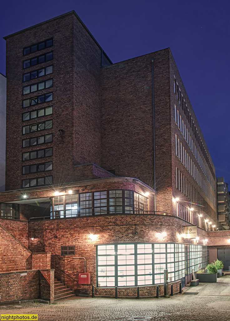 Berlin Schöneberg. Wohn- und Gewerbehof 'Bricks'. Oben Haus 4 ehem Fernsprechamt mit International School of Management ISM. Unten Frontier Pharmaceuticals GmbH im ehem. Postfuhramt West erbaut 1926-1931 von Fritz Nissle. Sanierung und Umbau 2020 von Graf