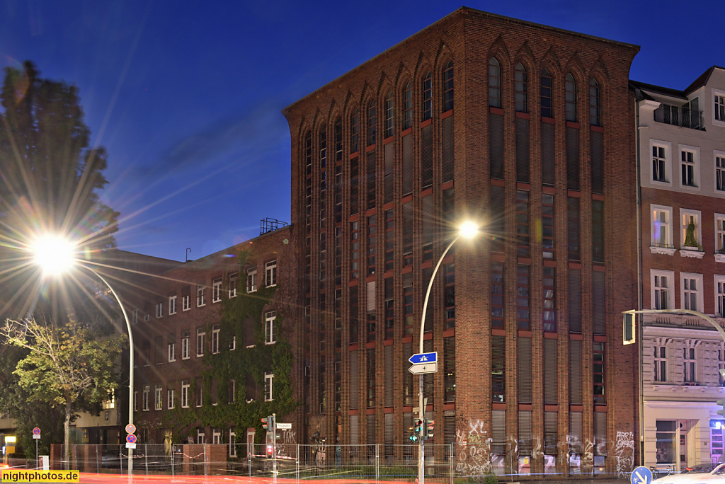 Berlin Mitte Gesundbrunnen. Bürogebäude seit 1977. Kulturwirtschaft Christiania seit 2005. Erbaut 1928-1929 als Abspannwerk Christiania von Hans Heinrich Müller. Pfeilerarchitektur aus Klinker. Osloer Strasse 16-17 Ecke Prinzenallee 71
