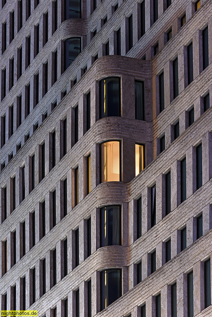 Berlin Charlottenburg. Hotel Dorint seit 2020. Erbaut 2002-2005 von Jan Kleihues als Sofitel. Joachimsthaler Strasse 34 Ecke Augsburger Strasse. Fassadendetail