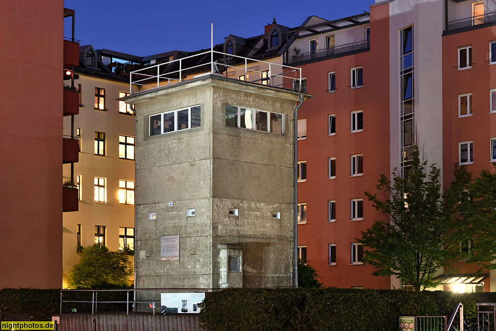 Berlin Mitte. Gedenkstätte Guenther Litfin seit 1992. Ehemaliger Wachturm an der Berliner Mauer. Führungsstelle 'Kieler Eck'.  Stiftung Berliner Mauer. Kieler Strasse 2
