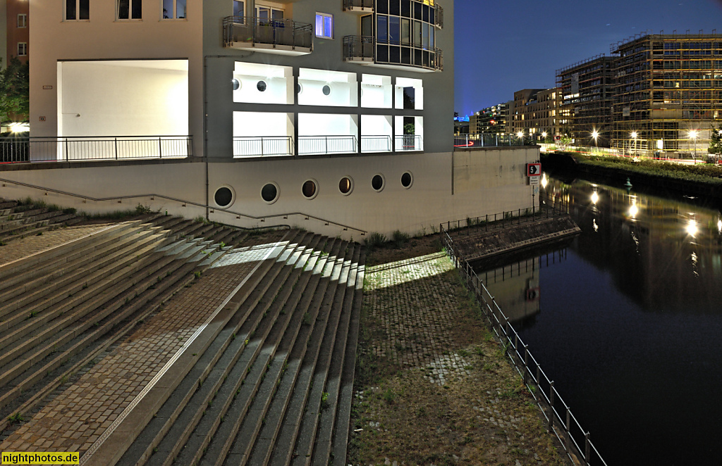 Berlin Mitte. Wohnhaus Kieler Strasse 1 am Berlin-Spandauer Schifffahrtskanal. Rechts Baustelle des Europacity Gelände