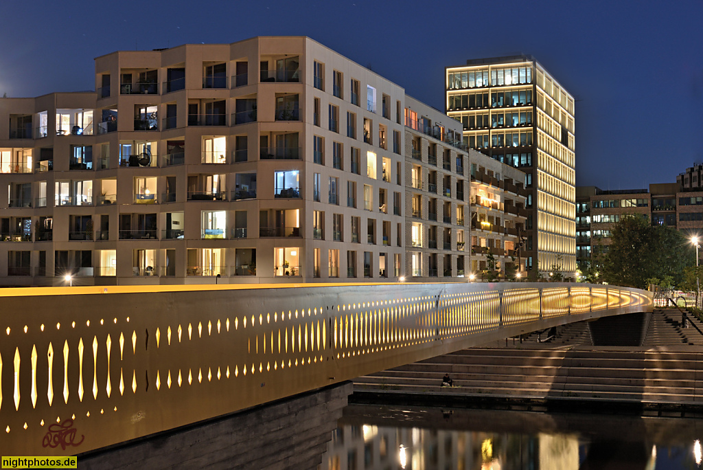 Berlin Mitte Moabit. Europacity. Golda-Meir-Steg als Stahlbrücke für Fussgänger über den Berlin-Spandauer Schifffahrtskanal erbaut 2021 von Büro acme mit Statikbüro AKT II am Otto-Weidt-Platz. Hinten Weidt Park Corner erbaut 2023 von Volker Staab Architek