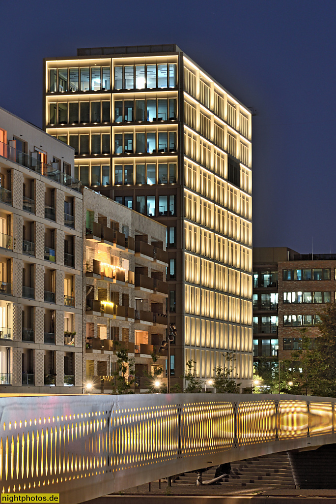 Berlin Mitte Moabit. Europacity. Golda-Meir-Steg als Stahlbrücke für Fussgänger über den Berlin-Spandauer Schifffahrtskanal erbaut 2021 von Büro acme mit Statikbüro AKT II am Otto-Weidt-Platz. Hinten Weidt Park Corner erbaut 2023 von Volker Staab Architek