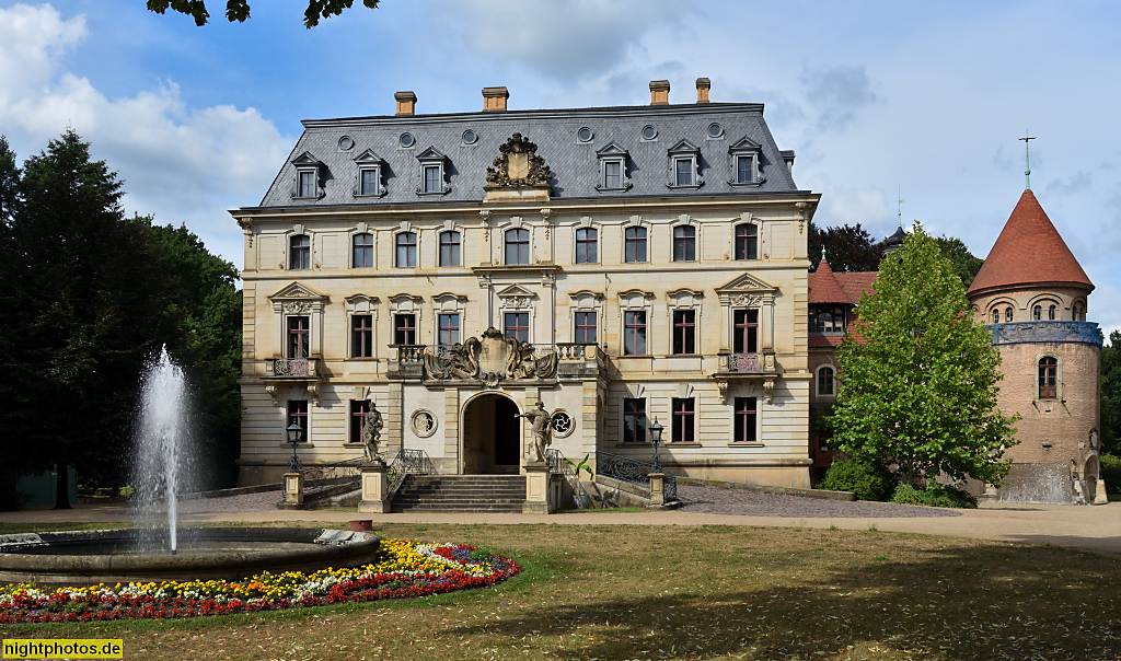 Schloss Altdöbern erbaut 1717 im barocken Stil für Generalmajor Alexander Dietrich von Eickstedt. Umbau fuer Carl Heinrich von Heineken 1749-1752. Umbau 1880 bis 1905 für Heinrich Graf von Witzleben-Alt-Doebern. 1917-1938 Eugen Laib Garbáty